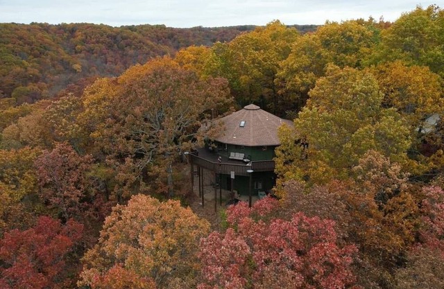 Incredible Private & Secluded 3-bedroom house in Ozark 40 mins to Branson & SPGF