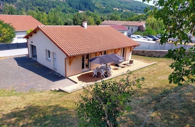 Le Plain-pied du Pêcheur with terrace between Loire and Velay