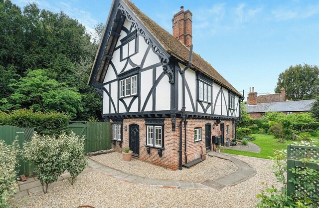 Cosy, family friendly, countryside cottage with fireplace and private parking