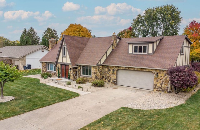 Updated 4 BR Home, Pool, Hot Tub, Game Room