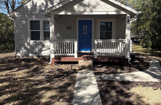 Charming 3-Bedroom Bungalow, Steps from KU & Downtown Lawrence