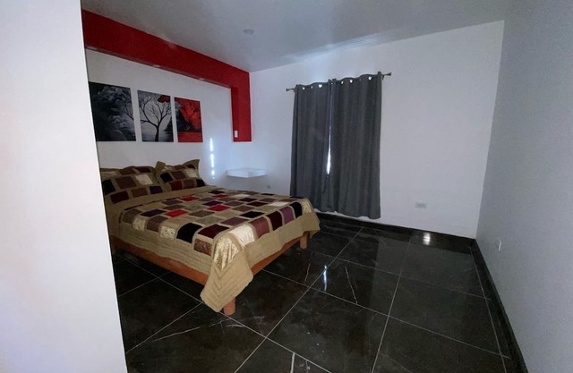 Excellent downtown apartment, total privacy.