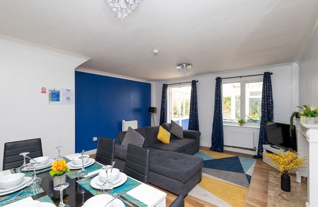 6 Guests - Free Parking - 10min Leeds City Centre