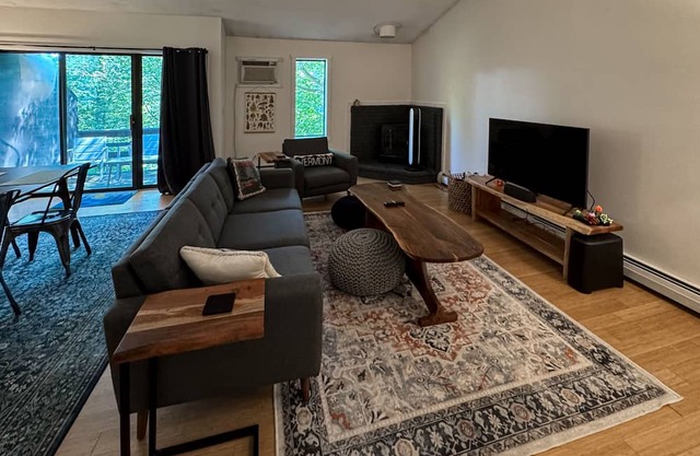Cozy condo w/balcony, river view, electric woodstove, w/d, wifi, kitchen, a/c