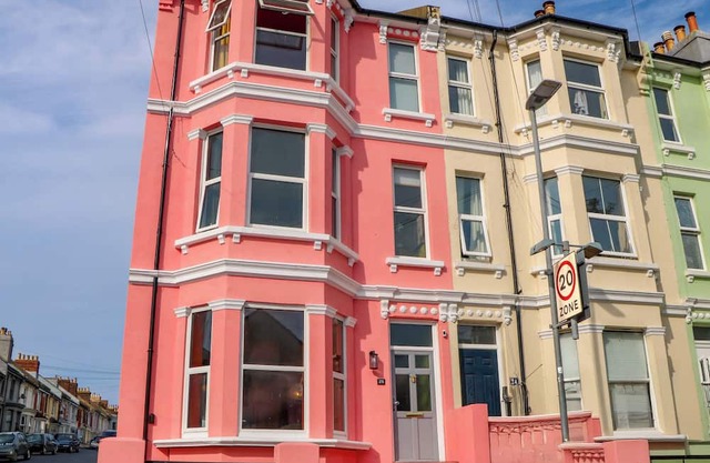 HASTINGS HEIGHTS, pet friendly, character holiday cottage in Hastings