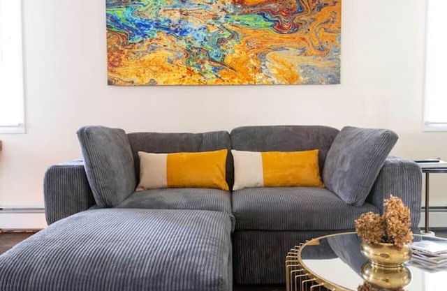 Private Modern 1st Flr 3 Bed Apt Close to Downtown