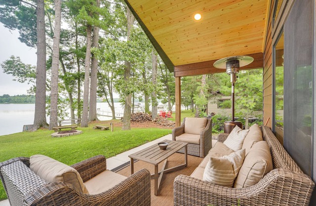 Boat Dock, BBQ & Fireside Fun: Clam Lake Cabin