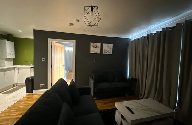 2BD | Ocean Terminal | Tram to Airport | Sleeps 4