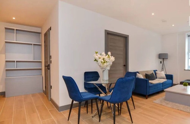 Luxury 2BR 2BA London Apartment – Ideal for Families & Business Travel