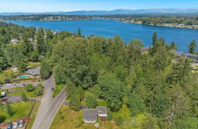 Cozy Lake Stevens Cottage