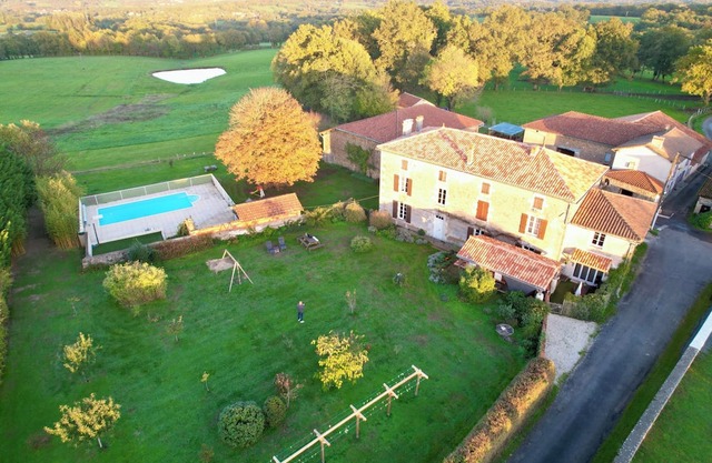 Holiday home in a monumental Charente house.