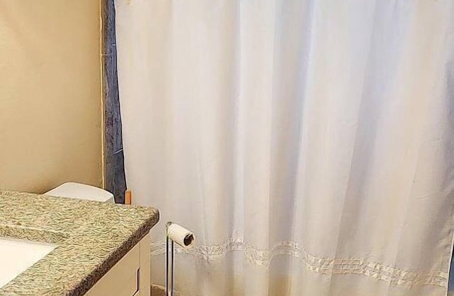 Step into paradise at Island Winds condo 824. You will enjoy captivating Gulf.