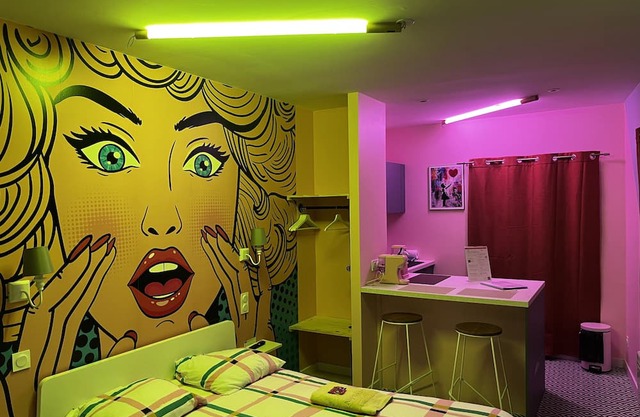 Studio POP in the city center, with Balnéo, in a colorful, retro atmosphere!