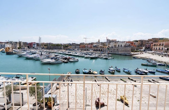 Cozy 40 sqm ground floor apartment, perfect for two people.The property offers enchanting views of the sea and the port of Bisceglie and is perfectly located for exploring the city's most charming attractions. All main amenities and the nearest beaches a