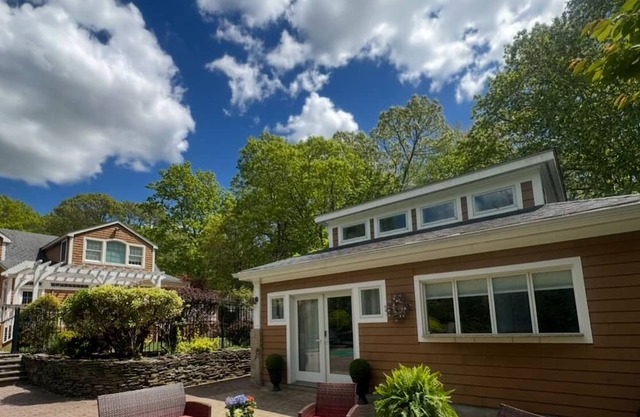 “Charming private studio, kitchenette setup, cable TV, private entrance.”