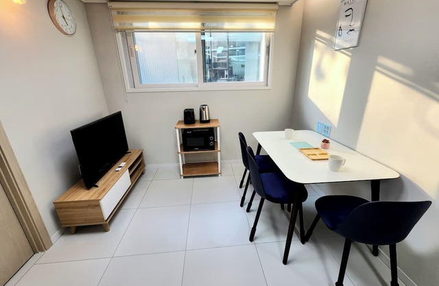 Lovely 2-bedroom apartment with AC near Han river and Hongdae