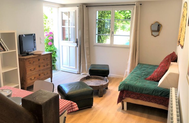 Small house in town center with large garden, quiet and comfortable, sleeps 2-4