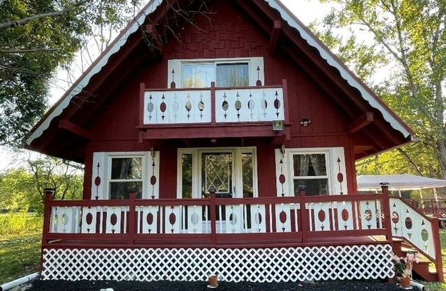 Beautiful 3-bedroom chalet with a private 5 acre pond in Esperance