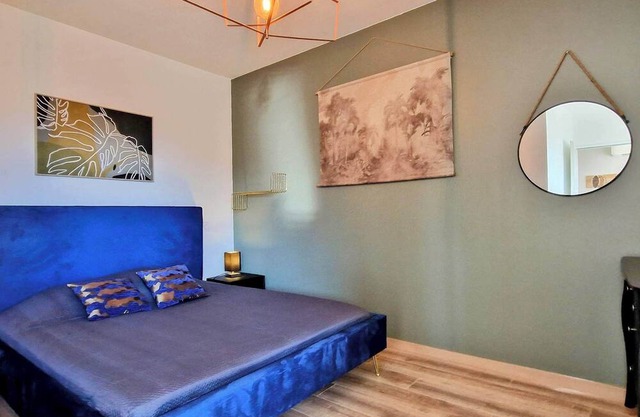 LE CLOS DES HALLES, DUPLEX WITH BALCONY AND AIR CONDITIONING, HALLES MARCADIEU