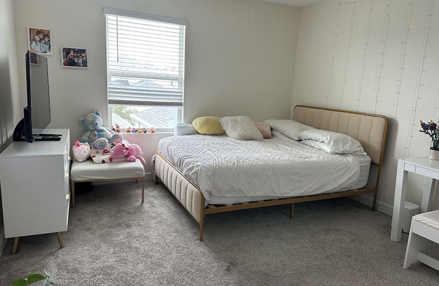 Spacious 4-bed townhome with AC. Beautiful resort style pool and fitness center