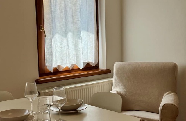 Located just behind Piazza delle Erbe, in the very heart of Belluno’s historic center, this one-bedroom apartment is only steps away from the pedestrian area and the ZTL. You can enjoy local markets, restaurants, and cafés while experiencing the warm