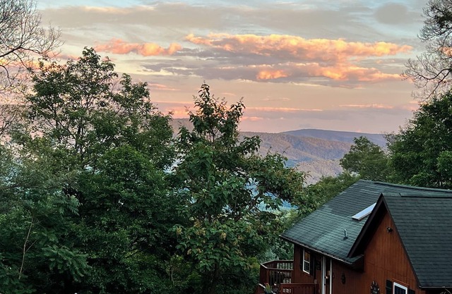 The Mountain House on High Knob - Dog Friendly!