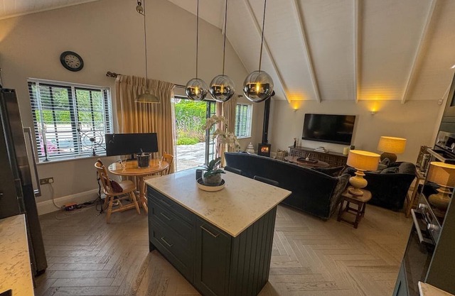 Charming 2-bedroom bungalow in delightful Fetcham with fitness room