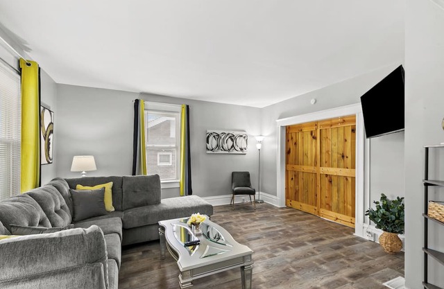 Short Stay Chateau near Airport, Hospitals, & HWYs