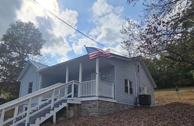 Mountain Charm Retreat - 2 BR House - Minutes to Downtown Cumberland & Potomac