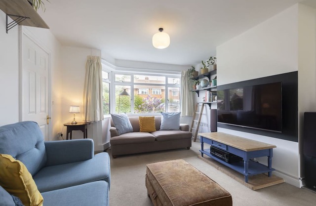 Charming 2-Bed Home in Stonehouse