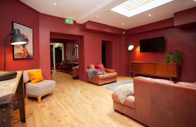 Cardiff Bay Weekend House | Group Rental | 6-12 People