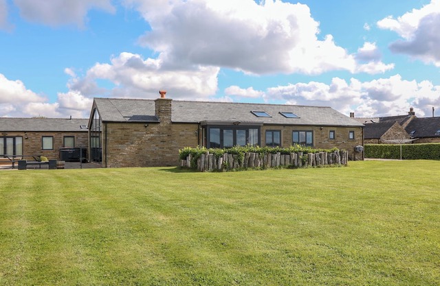 HIGHGATE HOUSE, family friendly, with hot tub in Dronfield