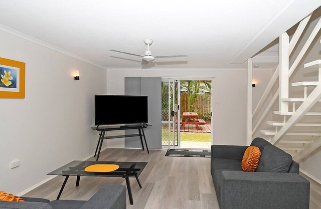 Coast Apartments Large 2 Bed 1 Bathroom with Pool