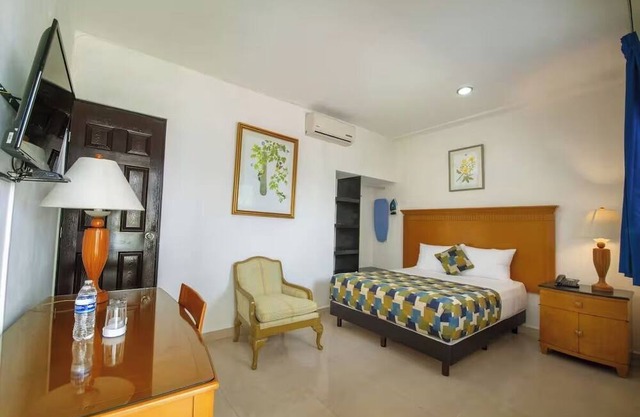 Sun-Soaked Mérida Single Room Stay: Outdoor Pool, Courtyard & Relaxing Comfort