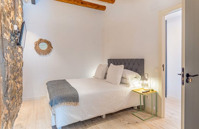 Bed and Breakfast 'Habitació Doble' with Shared Terrace, Wi-Fi and Air Conditioning