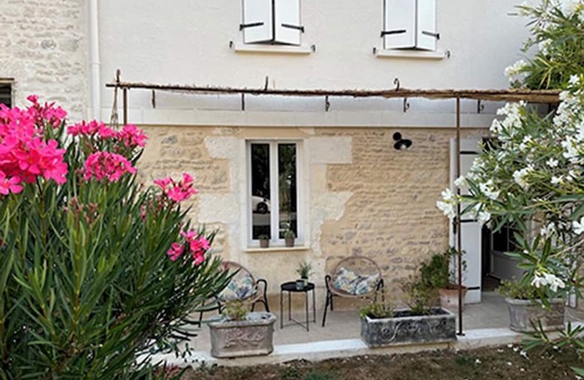 5 mn from Angoulême and close to the Charente charming house