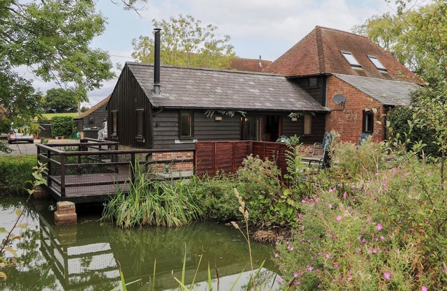 WEST LODGE, family friendly, character holiday cottage in Kingsnorth