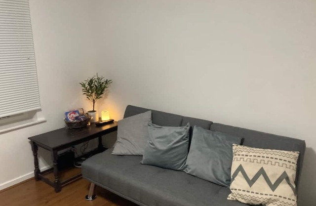 Surrey cosy winter retreat close to Hampton Court/Sandown/London sights