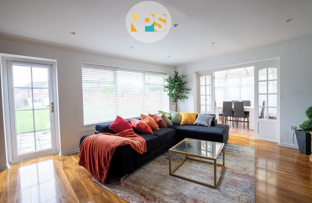 The Laurels - HS2 Contractors, NEC, BHX Airport Stays, Sleeps 12, Free Parking