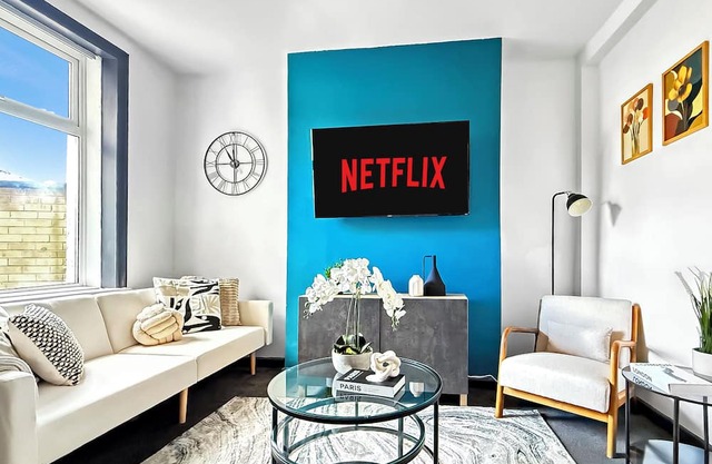 3-bed home in Burnley, Ideal for Contractors & Getaways w/Free Parking