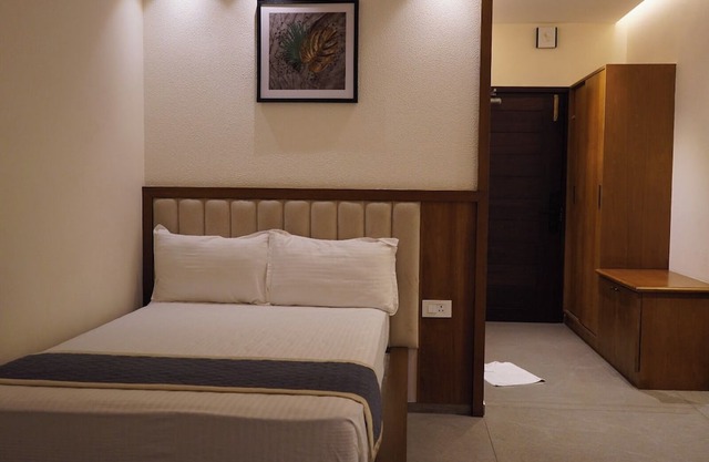 Ritz Avenue luxuary Hotel: 5 -Starsuites, Downtown Oasis w/Pool