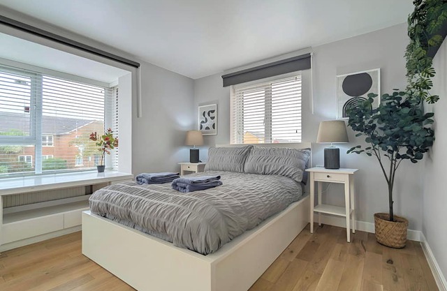 Welcome to your perfect Liverpool getaway! Located on Marmaduke Street, this spacious 5-bedroom home offers comfort, style, and convenience. Enjoy two full bathrooms, a modern fully equipped kitchen, a bright and airy living/dining area, and a peacef