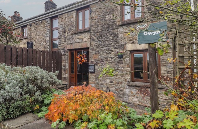GWYN STUDIO, pet friendly, character holiday cottage in Aberdare