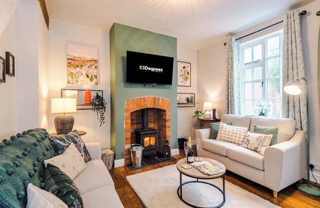 Beautiful Cozy Cottage Home in Sandbach, Sleeps 4!