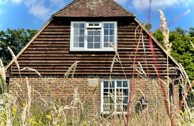 Detached first floor central Hartfield studio. A stone's throw from Pooh Corner!