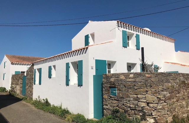 In the heart of Port Joinville in YEU, two small houses full of charm