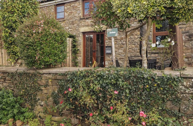 ARIAN, pet friendly, character holiday cottage in Aberdare