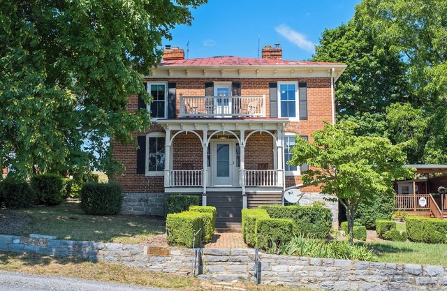 Tranquil 4-bedroom farmhouse in Linville with AC, WiFi. Enjoy the serenity