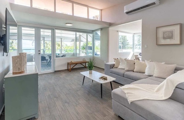 Beachfront Apt6 2BD/2BTH Oceanview Priv. Ter Pool