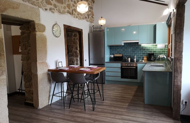 Rustic, spacious apartment in the Valles Pasiegos, with sheep and hens